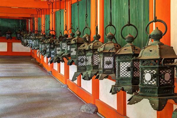 Flaherty, Dennis 아티스트의 Japan, Nara Lanterns at Kasuga Taisha Shrine작품입니다.